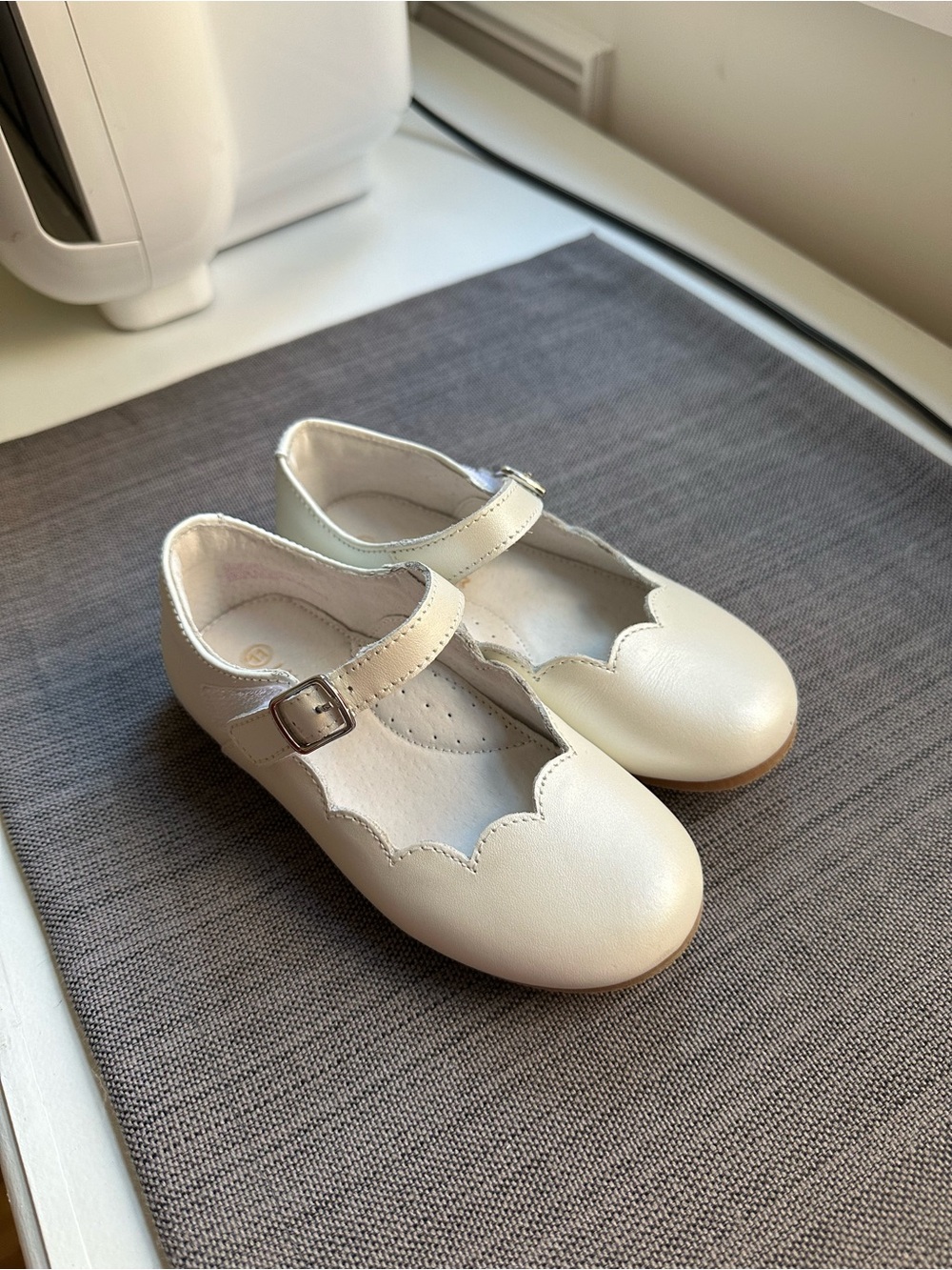 L'Amour Cream Girls' Mary Jane Dress Shoes with Scallop Trim size toddler 11